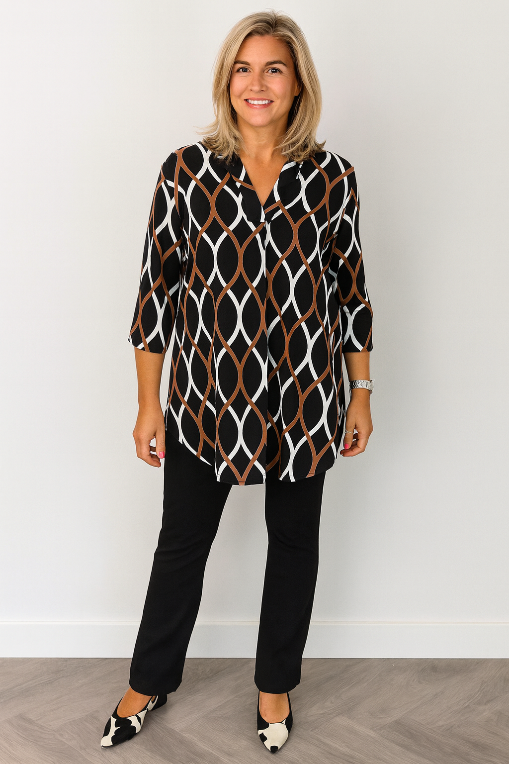 Nor | Elegant V-Neck Blouse with Geometric Print